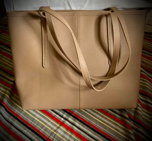 حقيبتك المثالية لكل يوم – أناقة لا تُقاوم! 🖤